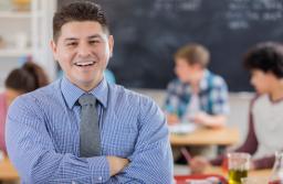 Pomoc nauczyciela może mieć wykształcenie podstawowe