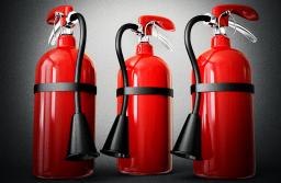 Czy gaśnice stojące należy zabezpieczać przed przewróceniem?
