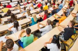 Polonista: uczniowie coraz częściej winią nauczycieli za własne porażki