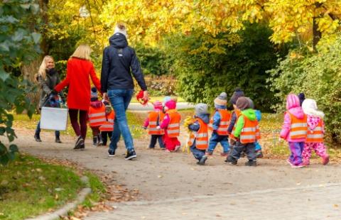 Świadczenia dla rodziny zmarłego pedagoga wypłaca się zgodnie z Kodeksem pracy