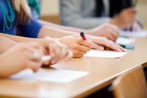 Kandydaci na notariuszy piszą egzamin
