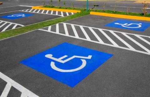 Jakie warunki muszą spełniać pomieszczenia przeznaczone dla osób niepełnosprawnych?
