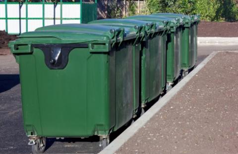 Jakie sankcje organ może nałożyć na podmiot odbierający odpady komunalne, który nieregularnie opróżnia śmieciarkę?