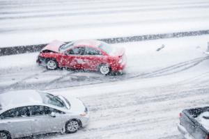 Jakie obowiązki podatkowe ciążą na podatniku, którego auto zostało całkowicie zniszczone w wypadku, a wypłacone ubezpieczenie zostało scedowane na bank, który udzielił na to auto kredytu?