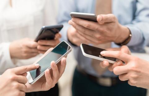 Która data określa datę operacji gospodarczej dla faktur otrzymanych za media, wprowadzanych do rejestru zakupów VAT w przypadku, gdy faktura obejmuje płatność z góry za abonament i płatność z dołu za połączenia już wykonane?