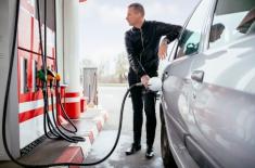 Czy można refakturować koszty paliwa zatankowanego do samochodów prywatnych pracowników poprzez użycie służbowej karty...