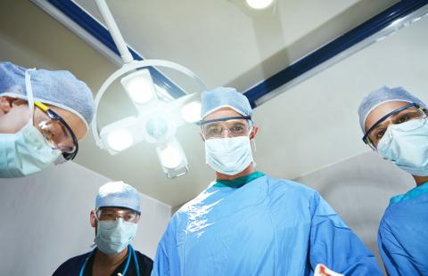 Brzeziny: nowatorska operacja kolana z użyciem implantu