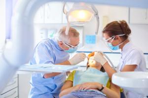 Jak należy rozumieć określenie „lekarz dentysta stomatologii ogólnej”?