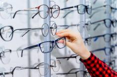Pracodawca musi określić zasady refundacji okularów korekcyjnych