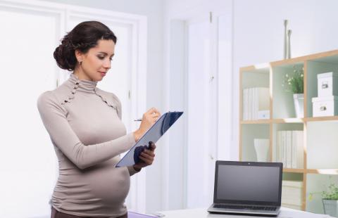 Wysoka pensja dla ciężarnej może naruszać zasady współżycia społecznego