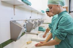 Bakteria w wodzie w szpitalu, Rzecznik wydał decyzję o naruszeniu zbiorowych praw pacjentów