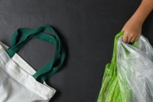 Czy torby na zakupy wykonane ze skrobi podlegają opłacie recyklingowej?