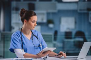 Podwyżki dla pielęgniarek i położnych: Do 14 stycznia trzeba podać dane o etatach do NFZ