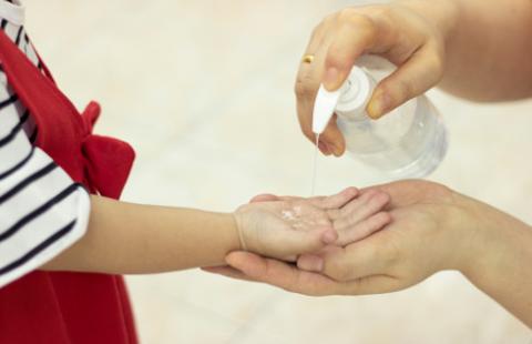 MZ: Sklepy mają zapewnić klientom rękawiczki lub płyn do dezynfekcji rąk