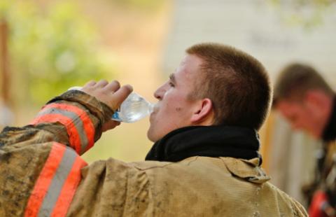 Strażacy ratownicy OSP z legitymacją w mObywatelu