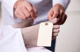 Koroner stwierdzi zgon i usprawni procedurę pochówku