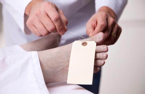 Koroner stwierdzi zgon i usprawni procedurę pochówku