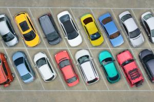 Można regulować parkowanie pod firmą, ale kary kontrowersyjne