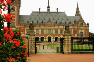 Zaradkiewicz i dwaj inni sędziowie pytają, czy sędziowie holenderscy są niezależni od polityków