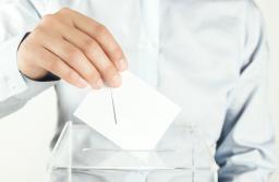 Urna przezroczysta - czy kartę do głosowania można wrzucić w kopercie?