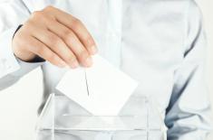 Urna przezroczysta - czy kartę do głosowania można wrzucić w kopercie?