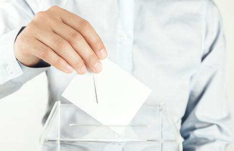 Urna przezroczysta - czy kartę do głosowania można wrzucić w kopercie?