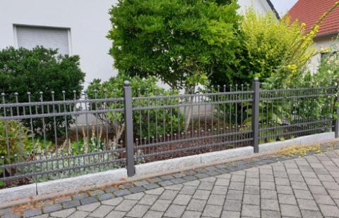 Ogrodzenie nie może być z drutem kolczastym, ani z tłuczonym szkłem