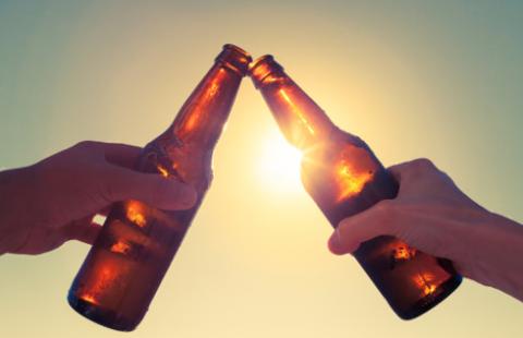 Wakacje na L4: Nowy trend wśród pracowników - picie alkoholu