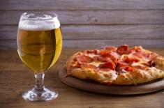 Czy z pizzą zamówioną online można dostarczyć piwo?