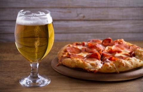 Czy z pizzą zamówioną online można dostarczyć piwo?