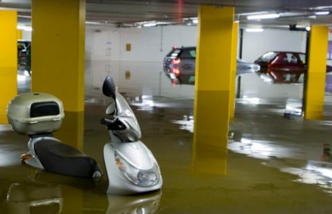 Za samochód zalany na podziemnym parkingu można żądać odszkodowania