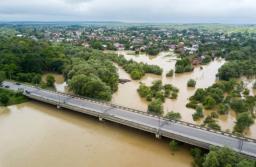 Sądy z powodu powodzi odwołują rozprawy, zabezpieczają sprzęt i akta