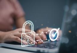 Czy konieczne jest wskazanie klauzuli informacyjnej RODO w stopce mailowej pracowników?