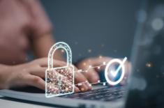 Czy konieczne jest wskazanie klauzuli informacyjnej RODO w stopce mailowej pracowników?