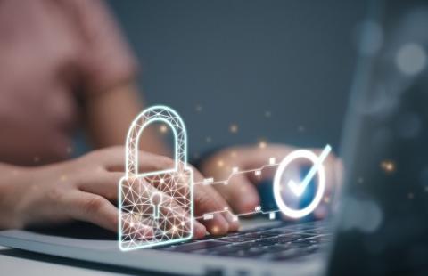 Czy konieczne jest wskazanie klauzuli informacyjnej RODO w stopce mailowej pracowników?