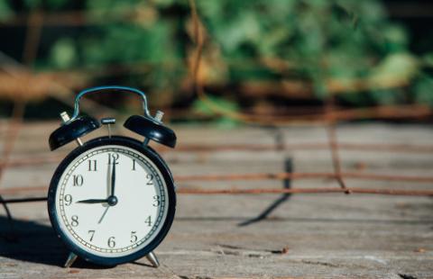 Cofanie zegara to dla niektórych dłuższy czas pracy