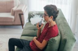 Zakaz sprzedaży e-papierosów nastolatkom jednak wejdzie w życie później