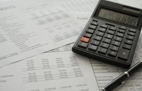 Czy osoba zwolniona z długu płaci podatek