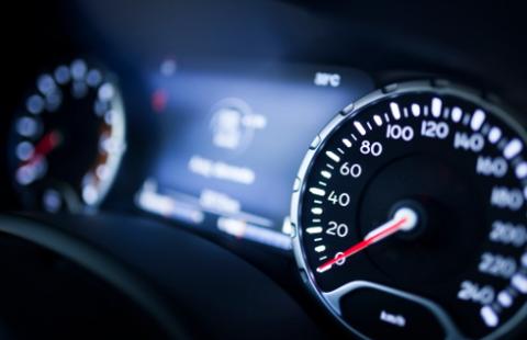 Za prowadzenie auta bez uprawnień grożą liczne sankcje, ale to ciągle za mało