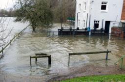 Czy niewykorzystane zwolnienie w związku z powodzią przechodzi na rok 2025?