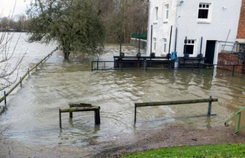 Czy niewykorzystane zwolnienie w związku z powodzią przechodzi na rok 2025?