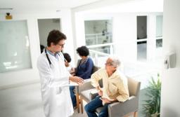 Lekarze nie mogą powielać publicznie niesprawdzonych informacji