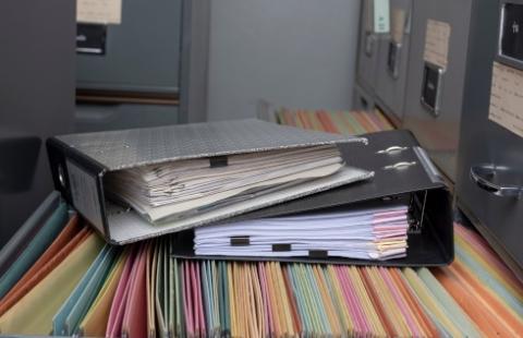 W protokołach z sesji coraz mniej treści