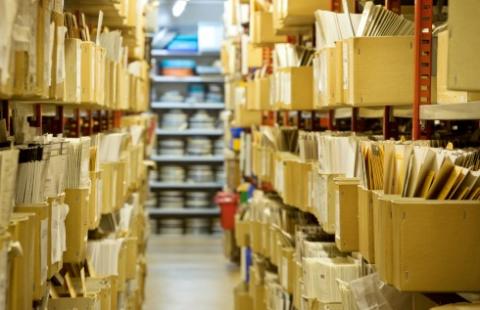 Trudno zajrzeć do rodzinnych papierów ukrytych w urzędach