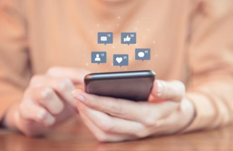 „Zaloguj się przez Facebook” przenosiło dane do USA. KE zapłaci zadośćuczynienie