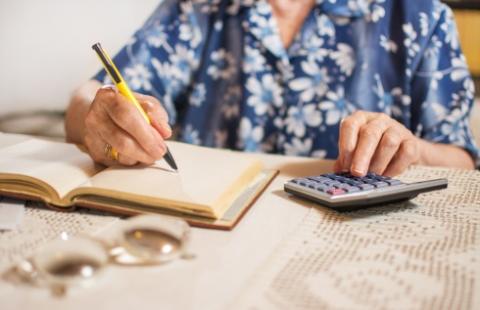 Zaległości finansowe emerytów maleją, ale średnie zadłużenie rośnie