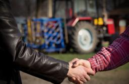 UOKiK podejrzewa zmowę na rynku ciągników i kombajnów. Menedżerowie i spółki z zarzutami