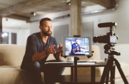 Przedsiębiorca odliczy wydatki na garnitur i buty, które prezentuje w social mediach