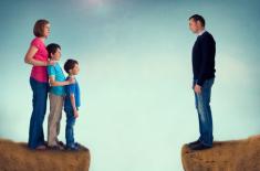 Porwania rodzicielskie: Czy pełna władza rodzicielska chroni przed odpowiedzialnością karną?