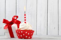 Czy prezent dla dziecka pracownika to darowizna
